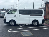 当店は照明・屋根付きスペースございますので雨天時も安心して現車確認が可能です。