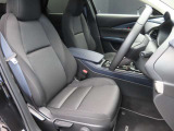 MAZDA自慢の大柄なシートが、しっかりと身体を支えます。大型シートフレームとやや硬めのクッション材が無駄な沈み込みを抑え、路面状況も掴みやすくなっています。