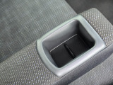運転席と助手席の間に配された、長距離ドライブを快適にする肘置きです。内部には小物をスマートに収納できるボックスも完備されています。