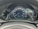 【頻繁に確認する項目】 車速度を確認する際にメーターを注視しよそ見をしてしまいますが、フロントガラスにメーターが投影されているのでよそ見の防止につながります。