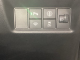ハンドルの右側にはヘッドライトレベライザーとHondaセンシング用のメインスイッチがついています。ヘッドライトレベライザーは道路状況や積荷の加重に応じてライトの高さを調節できます。