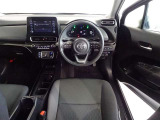 革巻きステアリングで快適な操作性の運転席です。
