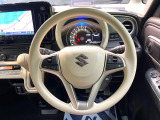 インテリアに合わせたデザインのステアリングは、運転される方のことも考え、運転しやすい形状、大きさです。是非一度、実際に触ってお確かめください。