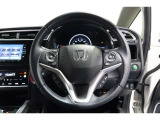 運転中もハンドルでの操作が可能です。特に高速道路等の目が離せない運転時には、便利さだけでなく、安全性も兼ね備えております。