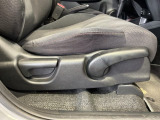 シートハイトアジャスターが付いているので運転姿勢を調整するのに便利ですね。身長に合ったシートポジションは安全運転や疲労軽減にもつながります。