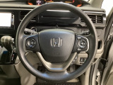 ハンドルにHondaセンシング系のクルーズコントロールやレーンキープアシストなどのスイッチと、オーディオの操作スイッチが装備されています。ハンドルから手を離さず安全に操作できます。