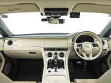 前車追従機能、レーンキープアシスト、ヘッドアップディスプレイも付いており、多数のオプションを備えております。