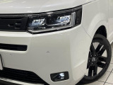 【LEDヘッドライト】悪天候や夜間走行時も良好な視界を確保し安心して運転できる高輝度LEDヘッドライトを装備!点灯速度が早く、消費電力も抑えられています。