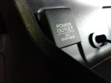 【POWEROUTLET】12V電源ソケットを設置しております。周辺機器の充電にご利用頂けます。