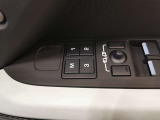 【メモリー機能付き電動シート】3パターンまでシートの位置を記憶させることができます。これで家族間でもスイッチ一つで自身の椅子の位置にセットできます。