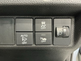 室内からミラーの開閉が可能な電動格納ミラー、車がカーブの外側へ膨らんだり内側へ巻き込んだりする挙動を防止する横滑り防止装置、歩行者に車両の接近を知らせ注意を促す車両接近通報装置付きです!