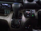 インパネシフトだから視線の移動も少なく足元もスッキリ。運転席もゆったりしているのでゆとりを持ってドライブできますね。