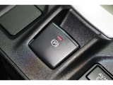 電動パーキングブレーキを採用。指で軽く引き上げればパーキングブレーキが掛かり、押すと解除ができます。