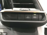 【オートエアコン】一度お好みの温度に設定すれば、車内の温度を検知し風量や温度を自動で調整。暑い&hellip;寒い&hellip;と何度もスイッチ操作をする必要はありません。快適な車内空間には必須の機能ですね♪