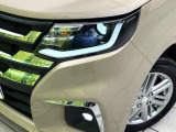 【LEDヘッドライト】悪天候や夜間走行時も良好な視界を確保し安心して運転できる高輝度LEDヘッドライトを装備!点灯速度が早く、消費電力も抑えられています。