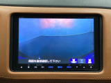 ギヤをR(バック)に入れるとナビの画面に後ろの映像が映るリアカメラ付です。後退時、コンディションが悪い視界でもカラーバックモニターがドライバーをサポートします。
