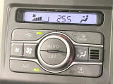 【オートエアコン】一度お好みの温度に設定すれば、車内の温度を検知し風量や温度を自動で調整。暑い&hellip;寒い&hellip;と何度もスイッチ操作をする必要はありません。快適な車内空間には必須の機能ですね♪