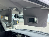 運転席と助手席にはミラー付きサンバイザーを装備☆