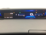 デジタル表示のスピードメーターとタコメーターを大きく配した見やすいメーター部になっています。左側のインフォメーション画面でオドメーターや燃費などの情報を確認できます。