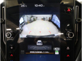 後方映像を11.6インチディスプレイに表示し、ステアリング連動ガイドラインが駐車をサポート。さらに後退時はリヤ4センサーが障害物を検知し、必要に応じてブレーキが作動します。