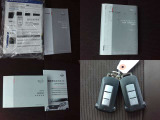 各取り扱い説明書、整備手帳、スマートキー2本つきです。