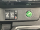 リアドアは乗り降りに便利な両側電動スライドドアです。また運転席に座っていながらスイッチ操作で自在にスライドドアを開け閉めできます。燃費に役立つECONボタンもここです。