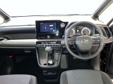 運転席周りのレイアウトをご覧ください。ナビゲーションが綺麗に装着されすっきり収まってますね!