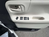 運転席パワーウィンドウスイッチとドリンクホルダーです。