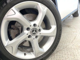 ●純正18インチアルミホイール:輸入車ならではの卓越した走りを支えるホイールと足回りです!日本車の走りに慣れている方にもぜひ体感して頂きたいほど、高いレベルでまとまっています!