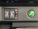 リアドアは乗り降りに便利な両側電動スライドドアです。また運転席に座っていながらスイッチ操作で自在にスライドドアを開け閉めできます。燃費に役立つECONボタンもここです。