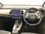 車内は光触媒抗菌消臭施工済です。インパネ周りはスタイリッシュなデザインです。グローブボックスやカップホルダーのほかにトレーなどたくさんの収納スペースが付いています。