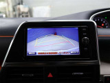 バックガイドモニターで、後方を確認しながら安心して駐車することができます。運転初心者も熟練者も必須の機能ですよ!