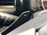 【パドルシフト】ハンドルから手を離さずに素早くシフトアップ&ダウンができるので、エンジンブレーキを使う下り坂や高速道路の合流で加速したい場面で役立ちます。