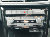 コンソールの中央には空調のコントロールパネルがあります。オーソドックスなボタンとダイヤル式で使いやすいものとなっています。
