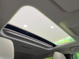 【サンルーフ】開放感たっぷりの希少装備、サンルーフが装着されています!車内に明かりを取り入れたり景色を楽しむ以外にも、車内の空気も簡単に換気できて快適です!
