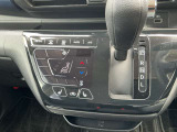 シフトレバーは簡単操作で運転もしやすくなっております。