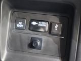 車載バッテリーからのDC電源を、AC100Vに変換して家電製品を車内で使えるようにしたコンセント付き電圧変換器付きです!!