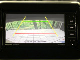 【バックカメラ】駐車時に後方がリアルタイム映像で確認できます。大型商業施設や立体駐車場での駐車時や、夜間のバック時に大活躍!運転スキルに関わらず、今や必須となった装備のひとつです!