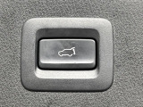 【パワーバックドア】スマートキーや運転席のボタンを押すだけでリアゲートが自動で開閉します!荷物を持っている時や、高い位置にあるバックドアを閉める際に便利な機能です♪