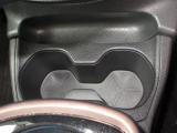 運転席と助手席の間にはドリンクホルダーがあります。取りやすい位置にありますからドライブも楽しくなりますね!