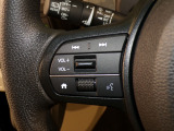 【ステアリングリモコン】ステアリングにオーディオ調節可能なスイッチが装備されていますので運転中でも視線をそらさずにオーディオの調節が可能です!