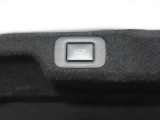 ステアリングスイッチはハンドルを握ったままで各種装備の設定・オーディオの操作が可能。その他衝突軽減ブレーキの設定や踏み間違い等も・・・