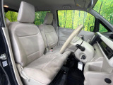 運転席まわりには十分なスペースがあり、大柄な方でもゆったり運転していただける環境です。