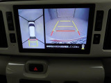 【パノラマモニター】上からの映像を表示。前後左右のカメラで合成し、運転席からの目視だけでは確認しにくい状況をリアルタイムで見晴らせます