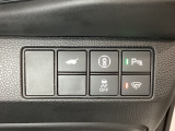 Hondaセンシング用の、VSA(ABS+TCS+横滑り抑制)解除と路外逸脱抑制機能のオンオフスイッチなどはハンドルの右側に装備しています。