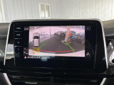 大きなモニターに映るリヤビューカメラを装備。