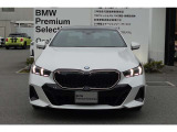BMWの代名詞の【キドニーグリル】グリルが腎臓のように見えるので【キドニー】と呼ばれるようになりました。一目見ただけでBMWであると認識できる確固たるアイコンとして存在感を放ちます。
