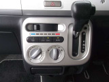 運転席・助手席のどちらからも操作しやすい、マニュアルエアコンです。