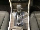 CVT車のセレクトレバーです。低速から高速まで、変速ショックのないスムーズな走りを実現するとともに、エンジン効率のよい領域を維持することで燃費にも貢献します。