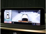 パノラミックビューモニター。車両を上から見たような映像を表示。運転席から目視しにくい車両周囲の状況をリアルタイムで確認できます。
